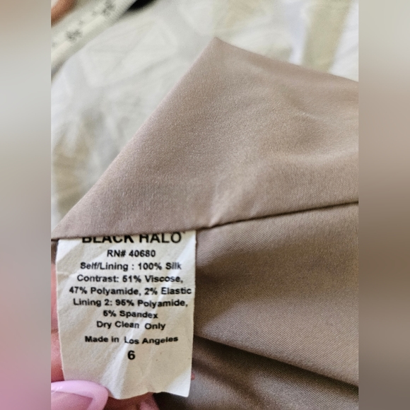 Black Halo taupe halter mini dress with pockets! Size 6 - Picture 6 of 9
